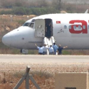 На обяд похитителите на турския пътнически самолет се предадоха