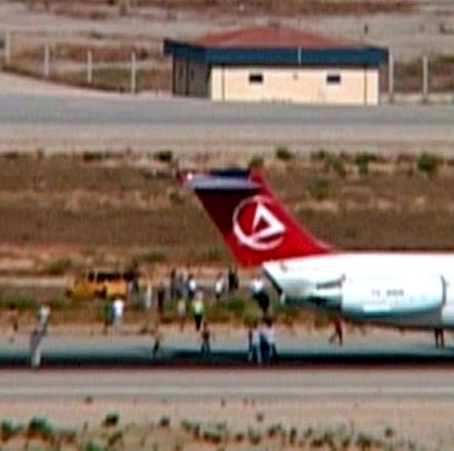 Бягството на пътниците от отвлечения самолет на летището в Анталия