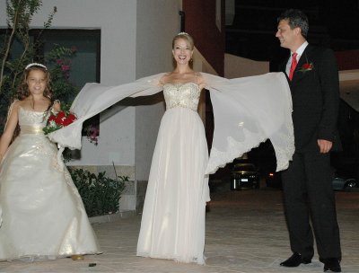 Младоженците Георги Торнев и Мира Добрева, заедно с дъщеря й Лора