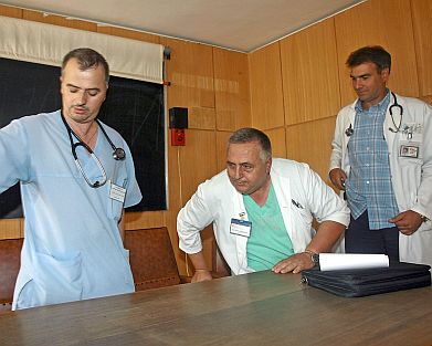 Д-р Светлозар Сардовски е един от лекарите, които подкрепят проф. Димитър Раденовски (вдясно)