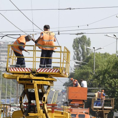 Работници оправяха контактната мрежа на тролеите