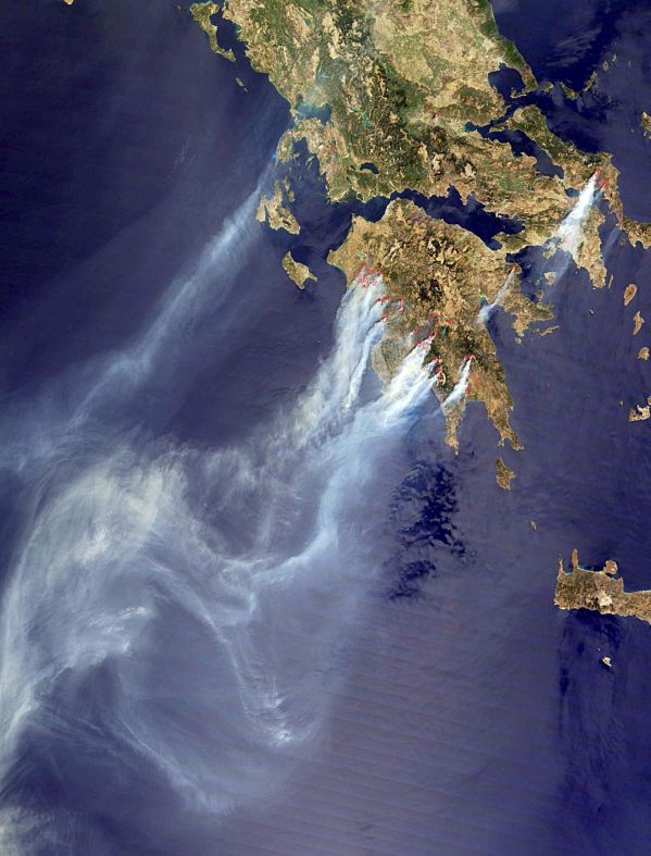 Снимка от сателит на горящата Гърция
