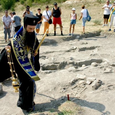 Митрополит Николай прекадява гробовете на изкланите християни на Перперикон