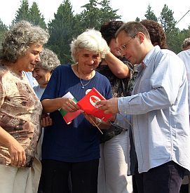 Стотици привърженици на БСП се събраха на Бузлуджа