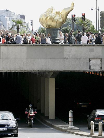Тунелът в Париж, където катастрофираха Даяна и Доди