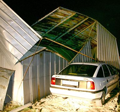 Покрив на гараж се стовари върху автомобил в Кърджали