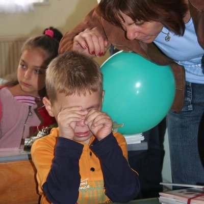 Първолаче плаче, защото няма да има тържества за първия му учебен ден