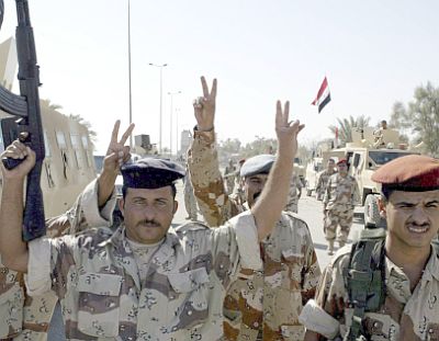 Иракски войници се радват на напускането на британците