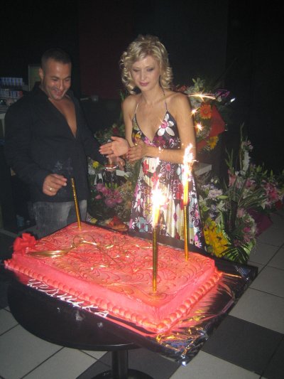 Нина с тортата