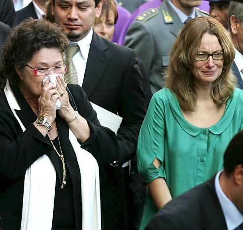 Сестрата на Павароти Габриела и вдовицата му Николета на погребението