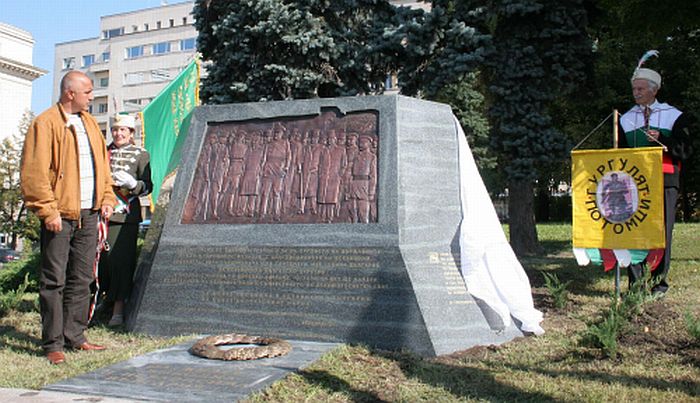 Паметник на независимостта - с двама четници