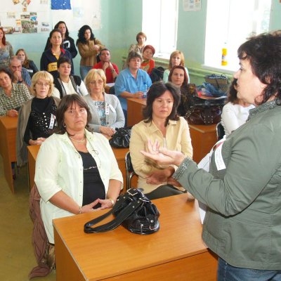 В класните стаи се настаниха стачкуващите учители, които обмислят стратегията си