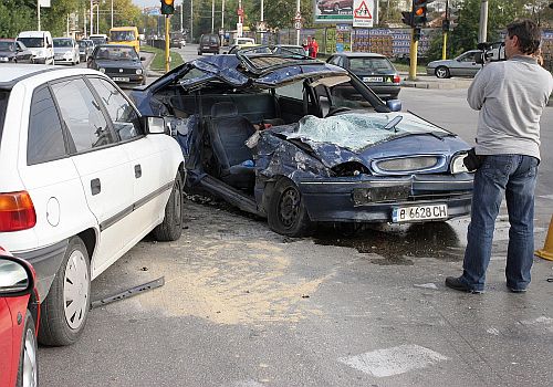 3 автомобила се удариха в центъра на Варна, загина младеж