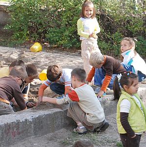 В детска градина лелки гледат децата, а учителките стачкуват