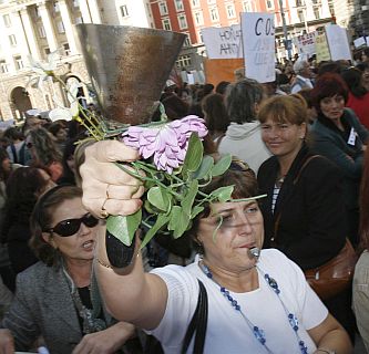 Софийските учители с премии и карти за транспорта