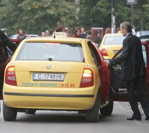Засега не се предвижда намаляване на броя на такситата в София