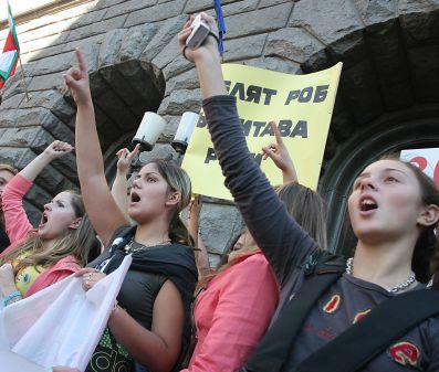 На много местна учениците подкрепяха учителите си на митинги