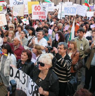 Втори ден хиляди учители излязоха на митинг  пред бившия Партиен дом