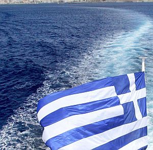 Кораб с туристи се блъсна на гръцко пристанище