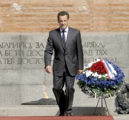 Саркози пред паметника на незнайния воин