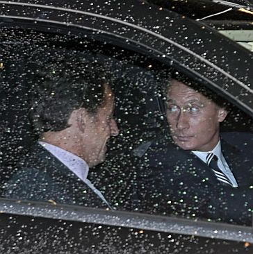 Владимир Путин и Никола Саркози седнаха в черен мерцедес, който подкара самия руски президент
