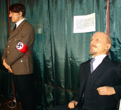 Восъчни фигури на Хитлер и Ленин