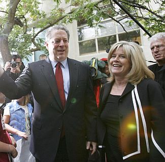 Ал Гор и съпругата му благодарят на симпатизантите си след новината за Нобеловата награда