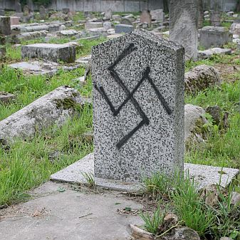 Вандали оскверниха гробищата в Димитровград