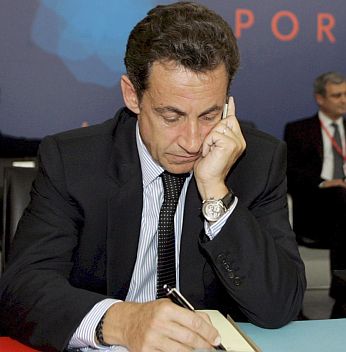 Докато Саркози работи в Лисабон, Елисейският дворец потвърди развода му