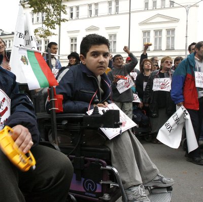 Хората с увреждания протестират в защита на своите права
