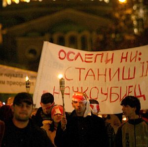 Учени с червени кърпи срещу ”Станиш-наукоубиец”