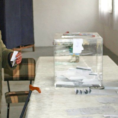 Валят жалби за агитация, шеф на СИК с бюлетини в джоба