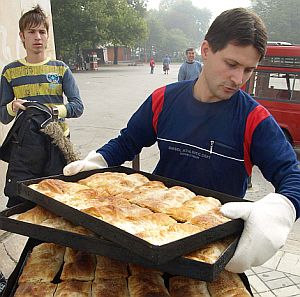 Забраняват банички, чипс и бонбони в училище
