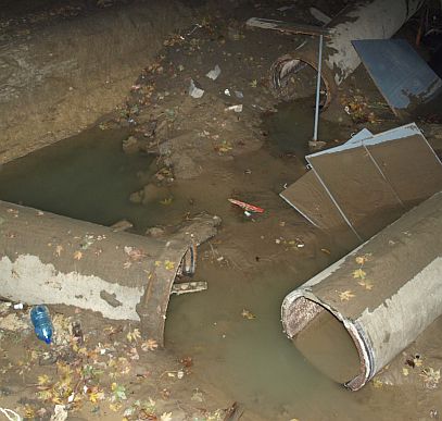 Магистрален водопровод във Варна се скъса и падна в изкоп на частен строеж