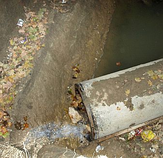 Аварирало сградно водопроводно отклонение е причината за възникналия теч (сн. архив)