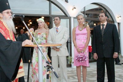 И Зорница Динева е сама, ще подарява скъпите си рокли