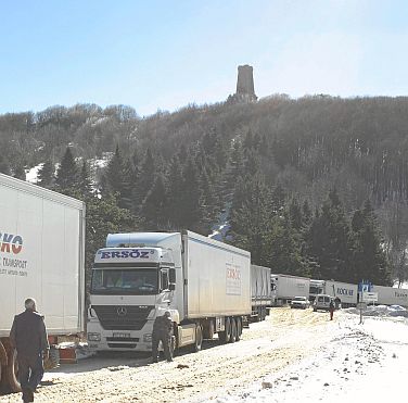 Километри автоколони обсадиха Шипка от север и юг