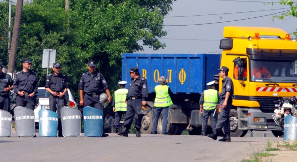 Лятото на 2006 г. се стигна помощта на полицията, която пропускаше камионите с боклука