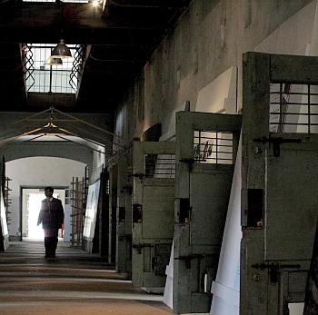 Затворниците във Франция с хартиени пижами