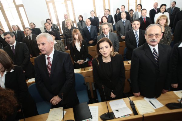 Намалиха с 4 пъти заплатата на съветниците