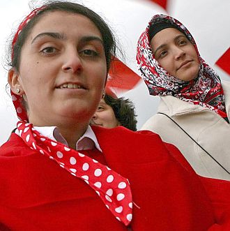 Защо снимките в паспортите не могат да са ”забрадени”