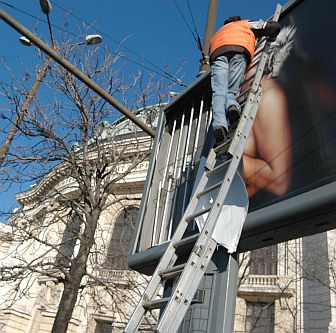 Работник сваля билборда на Азис и Китаеца пред СУ