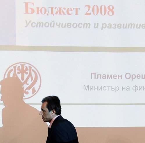 Чиновниците ще имат анти-плосък данък защита