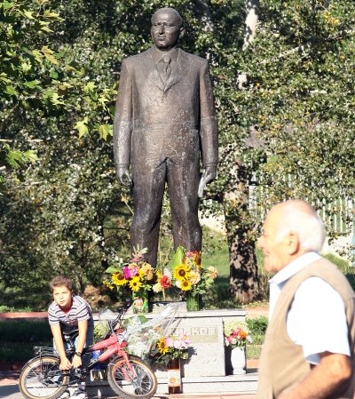 Паметникът на Тодор Живков в Правец