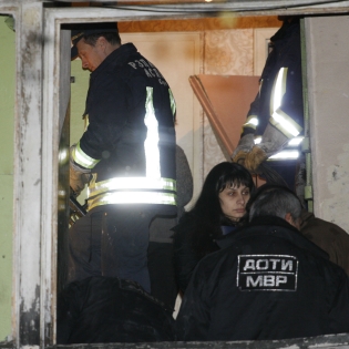 Служители на МВР извършват оглед на мястото на взрива