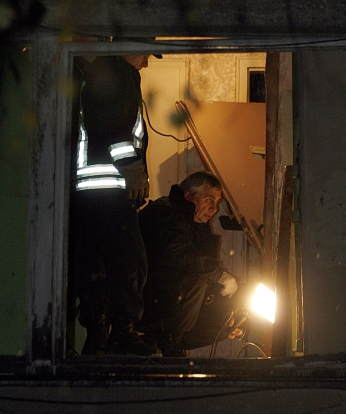 Служители на МВР пред разбитата от взрива врата на Ивайло Цанов