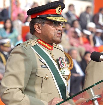 Генерал Первез Мушараф е бивш началник на генералния щаб на могъщата пакистанска армия