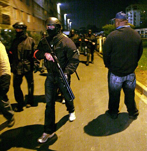 Саркози потушава партизанската война до Париж