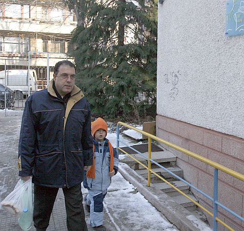 Баща води сина си в детската градина в ”Лозенец”, където се натровиха 14 деца
