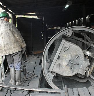 33 миньори загинаха при взрив в мина в Донецк